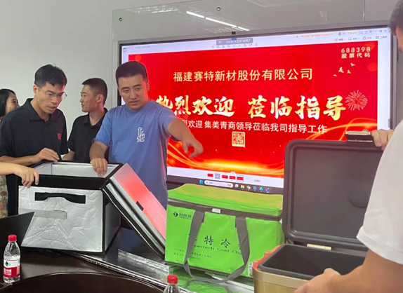 易彩堂新材董事-汪洋为集美青年企业家代表演示产品